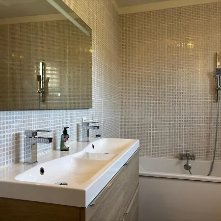 L'escapade Jaune - Jacuzzi, Wi-fi, Equipee *