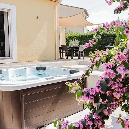L'escapade Jaune - Jacuzzi, Wi-fi, Equipee Nyaraló *