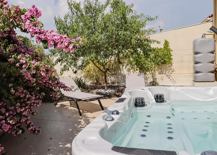 L'escapade Jaune - Jacuzzi, Wi-fi, Equipee Carcassonne